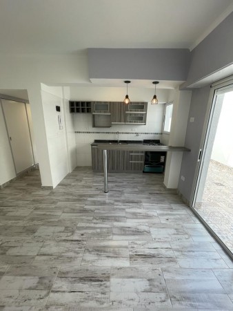 OPORTUNIDAD! 2 AMB LATERAL CON PATIO TOTALMENTE ABIERTO Y SOLEADO - RECICLADO A NUEVO - BAJAS EXPENSAS!!