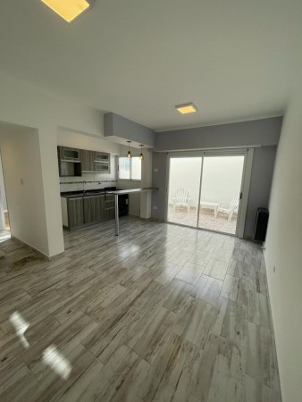 OPORTUNIDAD! 2 AMB LATERAL CON PATIO TOTALMENTE ABIERTO Y SOLEADO - RECICLADO A NUEVO - BAJAS EXPENSAS!!