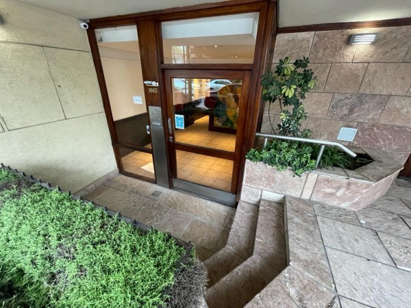 OPORTUNIDAD! 2 AMB LATERAL CON PATIO TOTALMENTE ABIERTO Y SOLEADO - RECICLADO A NUEVO - BAJAS EXPENSAS!!