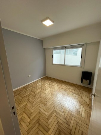 OPORTUNIDAD! 2 AMB LATERAL CON PATIO TOTALMENTE ABIERTO Y SOLEADO - RECICLADO A NUEVO - BAJAS EXPENSAS!!