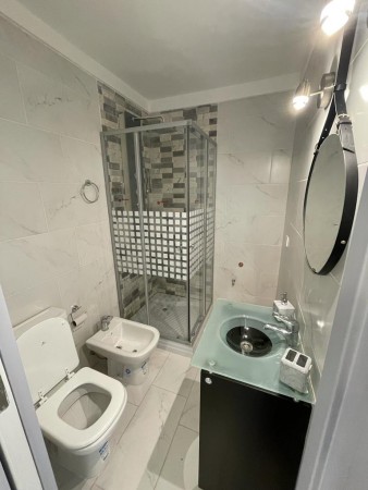 OPORTUNIDAD! 2 AMB LATERAL CON PATIO TOTALMENTE ABIERTO Y SOLEADO - RECICLADO A NUEVO - BAJAS EXPENSAS!!