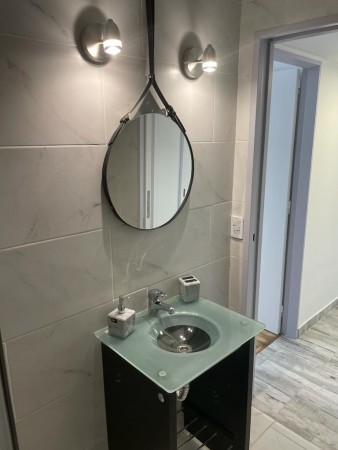 OPORTUNIDAD! 2 AMB LATERAL CON PATIO TOTALMENTE ABIERTO Y SOLEADO - RECICLADO A NUEVO - BAJAS EXPENSAS!!
