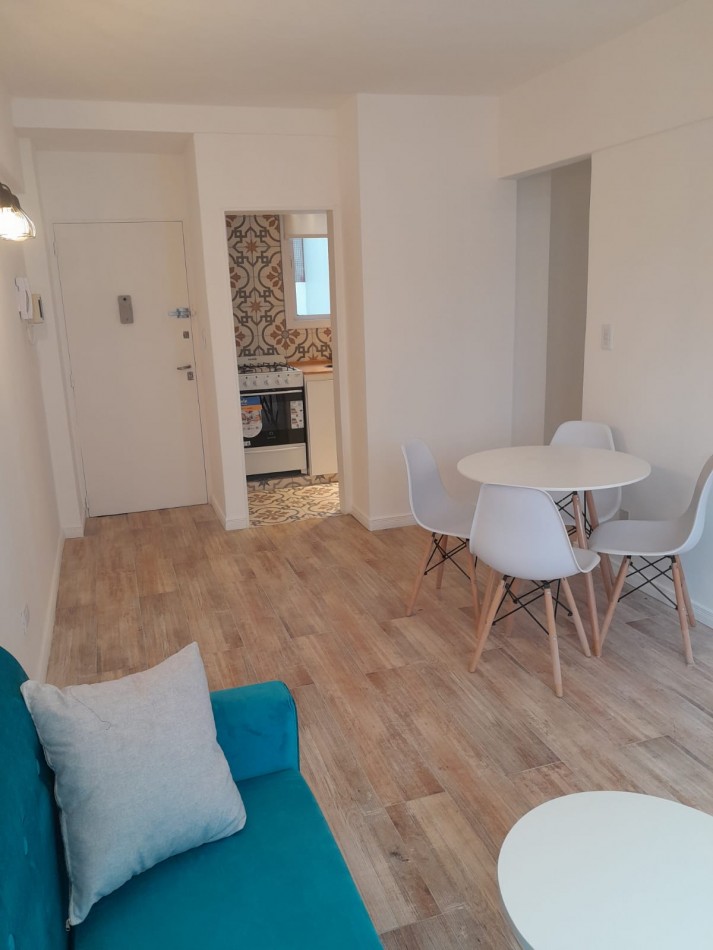 Venta de hermoso departamento 2 ambientes a la calle con balcon saliente