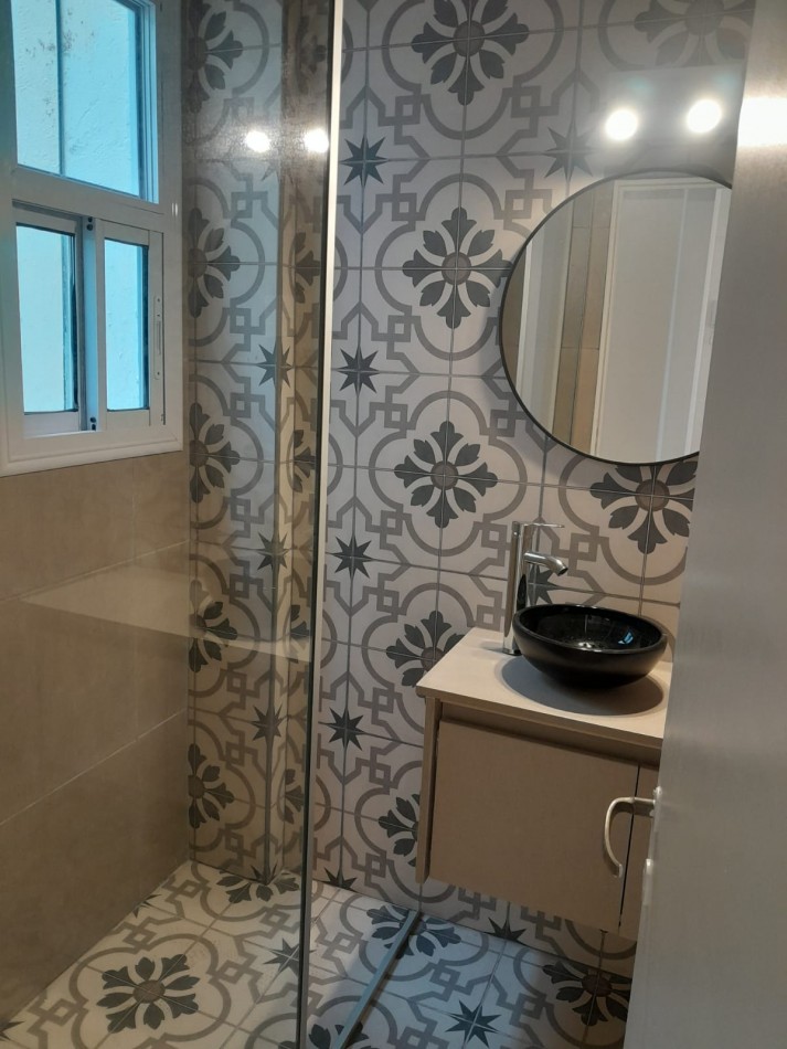 Venta de hermoso departamento 2 ambientes a la calle con balcon saliente