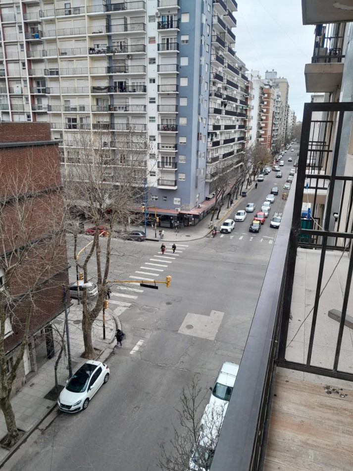 Venta de hermoso departamento 2 ambientes a la calle con balcon saliente