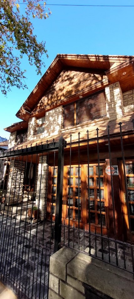 VENTA DE CHALET DE ESTILO BARRIO LA PERLA 