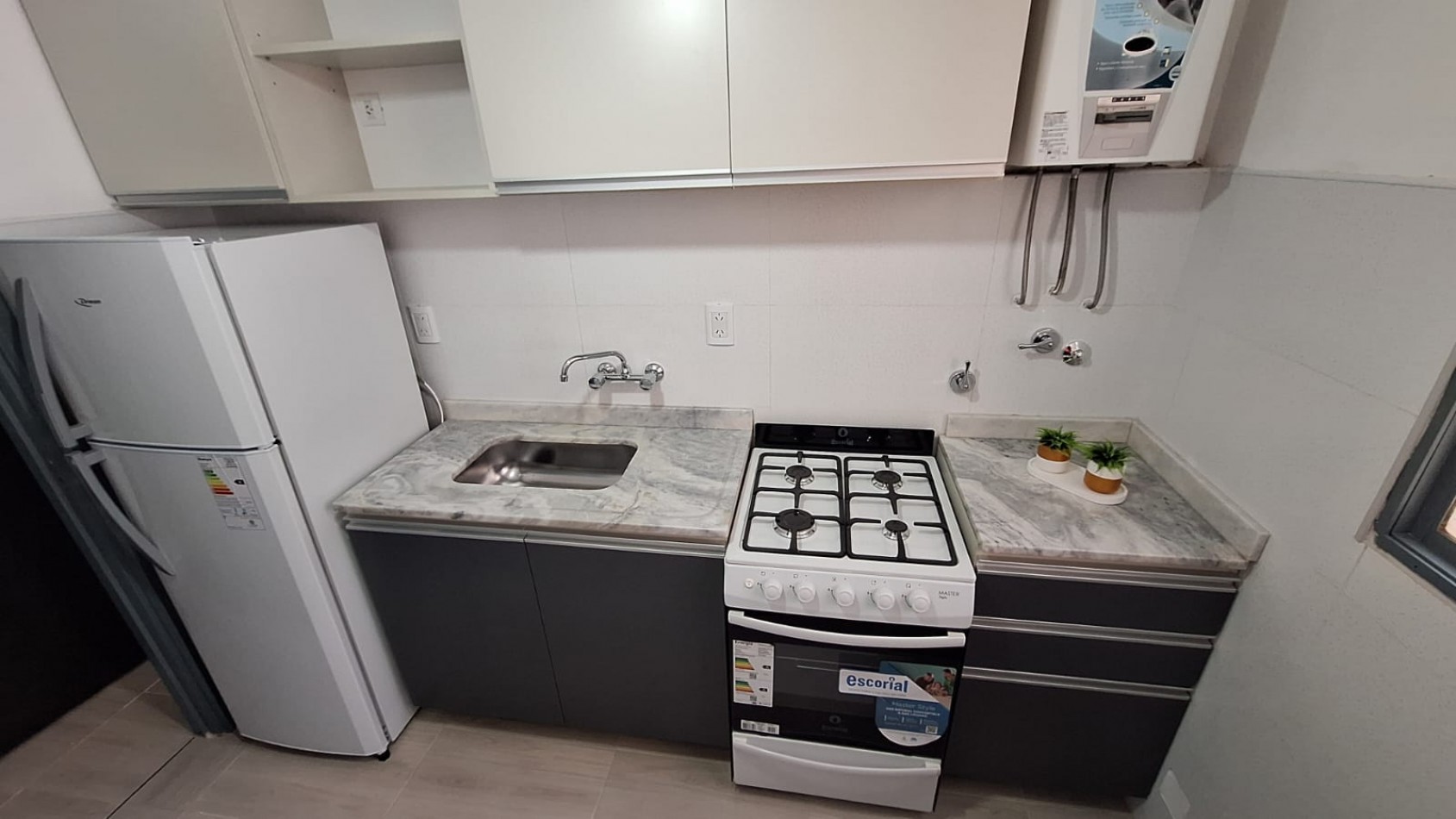 VENTA DE IMPECABLE DOS AMBIENTES CON COCHERA  ZONA PLAZA MITRE 