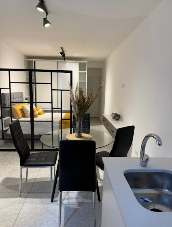 VENTA DE AMPLIO MONOAMBIENTE TOTALMENTE DECORADO Y AMOBLADO