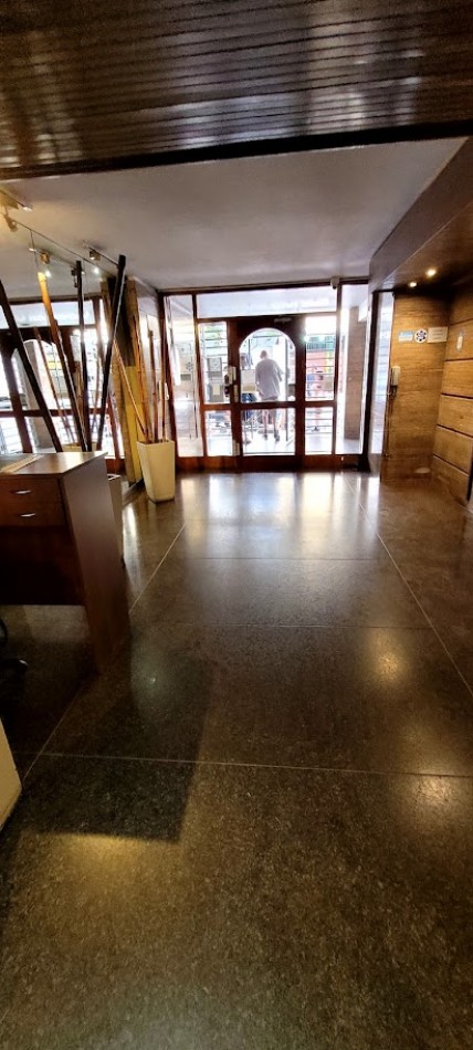 Venta de departamento de dos ambientes con dependencia de servicio en pleno centro de Mar del Plata 