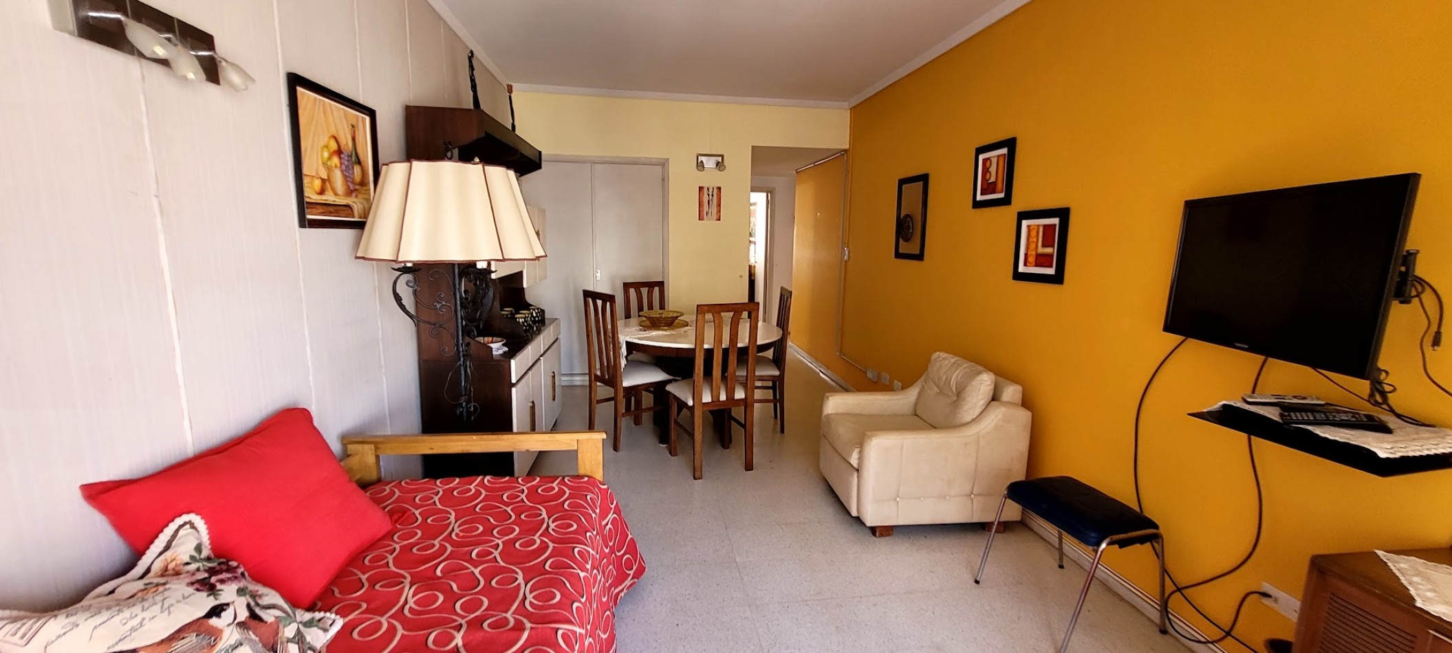 Venta de departamento de dos ambientes con dependencia de servicio en pleno centro de Mar del Plata 