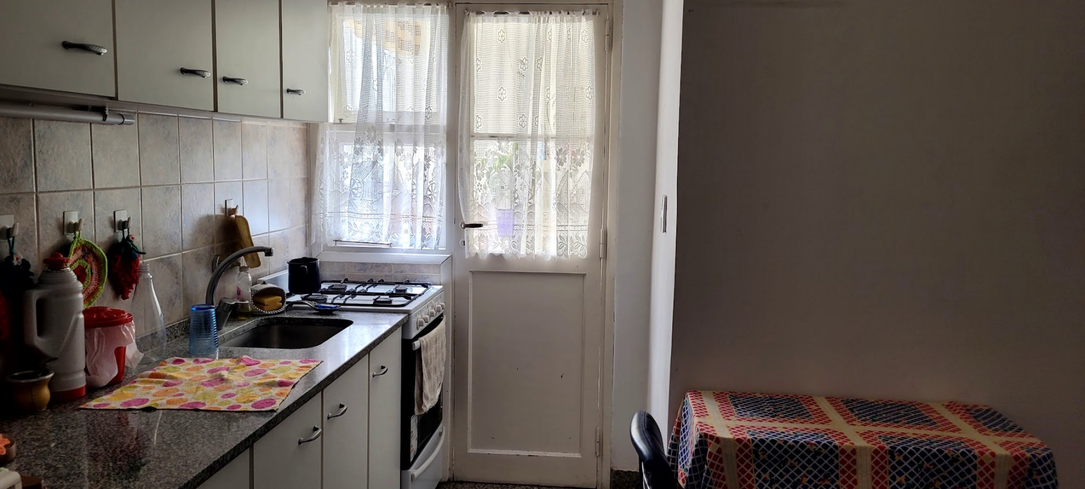 Venta de departamento de dos ambientes con dependencia de servicio en pleno centro de Mar del Plata 