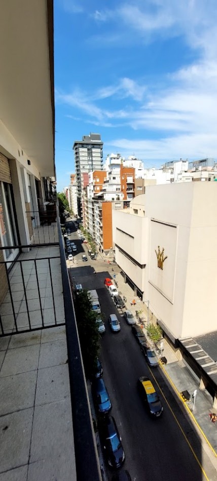 Venta de departamento de dos ambientes con dependencia de servicio en pleno centro de Mar del Plata 