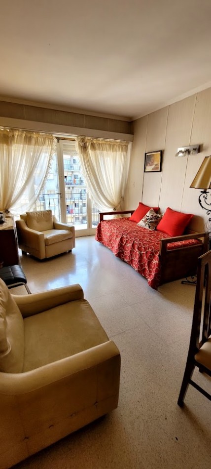 Venta de departamento de dos ambientes con dependencia de servicio en pleno centro de Mar del Plata 