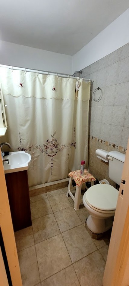 Venta de departamento de dos ambientes con dependencia de servicio en pleno centro de Mar del Plata 