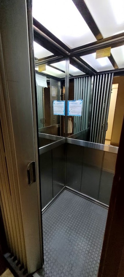 Venta de departamento de dos ambientes con dependencia de servicio en pleno centro de Mar del Plata 