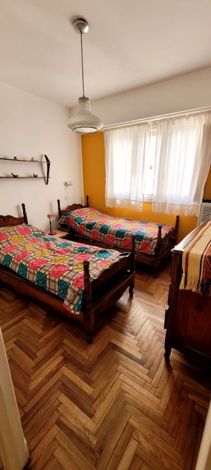 Venta de departamento de dos ambientes con dependencia de servicio en pleno centro de Mar del Plata 