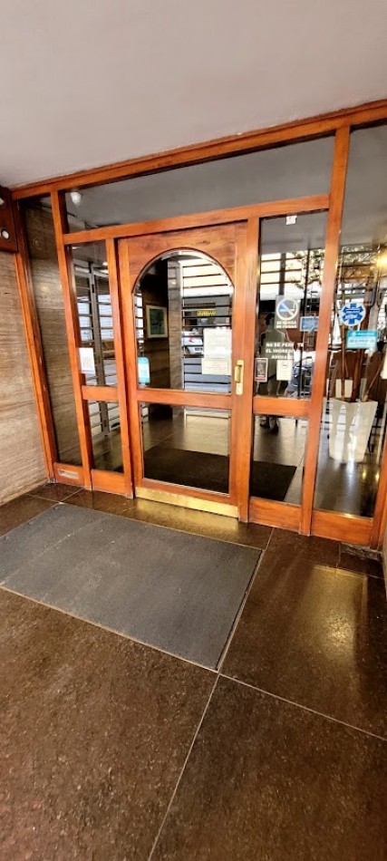 Venta de departamento de dos ambientes con dependencia de servicio en pleno centro de Mar del Plata 