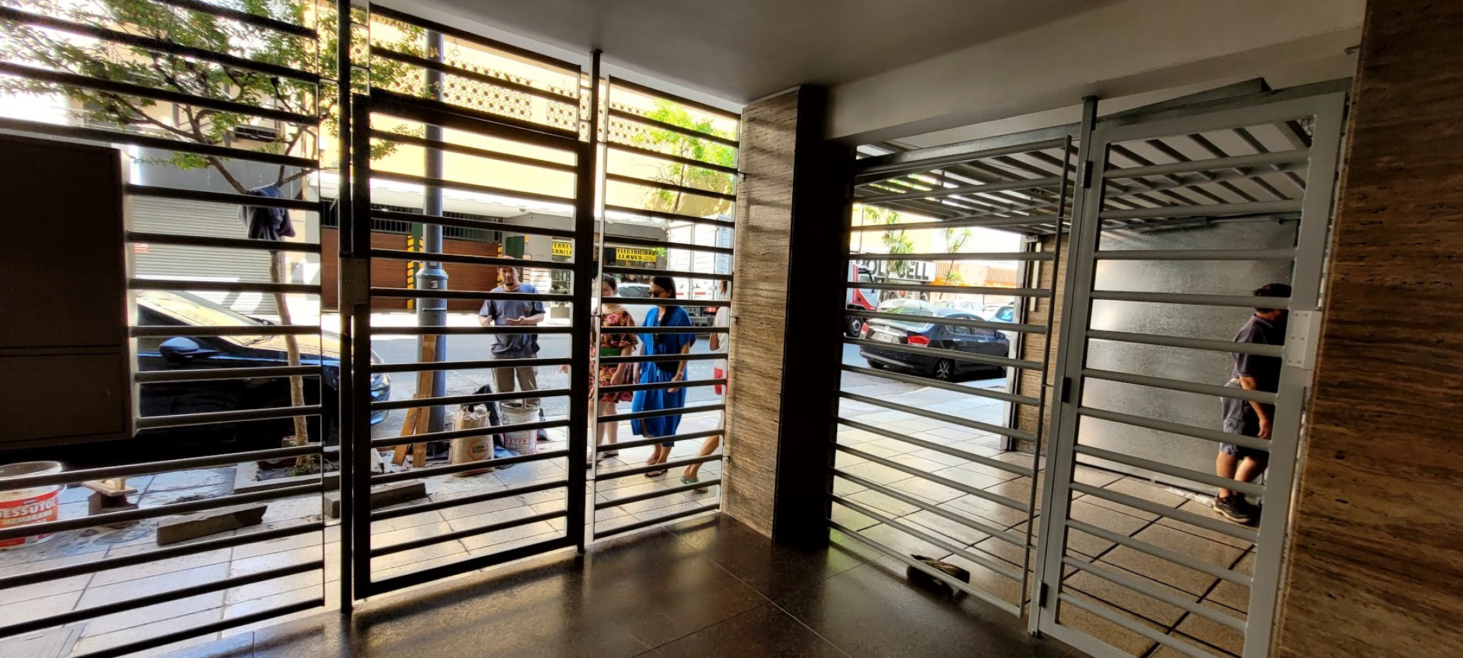 Venta de departamento de dos ambientes con dependencia de servicio en pleno centro de Mar del Plata 