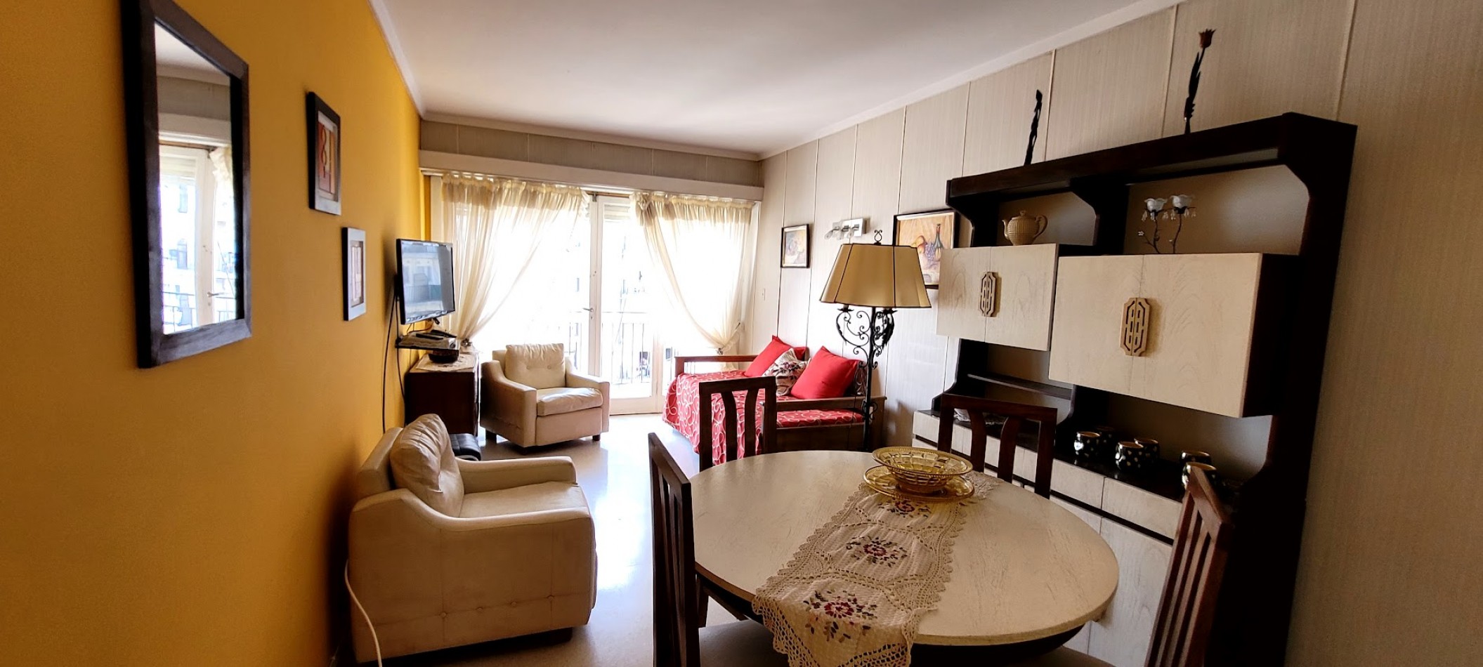 Venta de departamento de dos ambientes con dependencia de servicio en pleno centro de Mar del Plata 