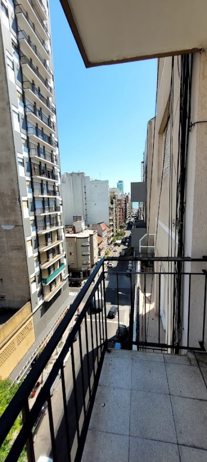 Venta de departamento de dos ambientes con dependencia de servicio en pleno centro de Mar del Plata 