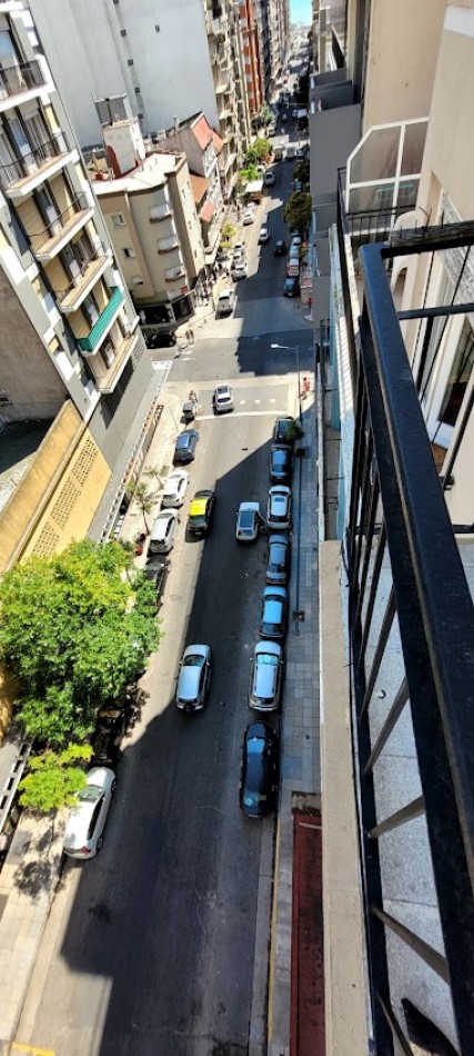 Venta de departamento de dos ambientes con dependencia de servicio en pleno centro de Mar del Plata 