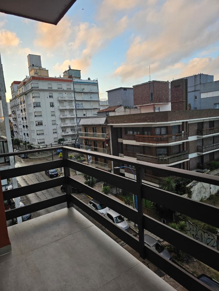 Excelente oportunidad: se vende departamento amoblado de dos ambientes al frente, con balcon y vista parcial al mar.