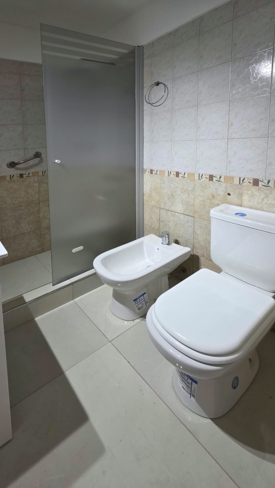 venta de departamento de dos ambientes con dependencia , balcon y vista lateral al mar 