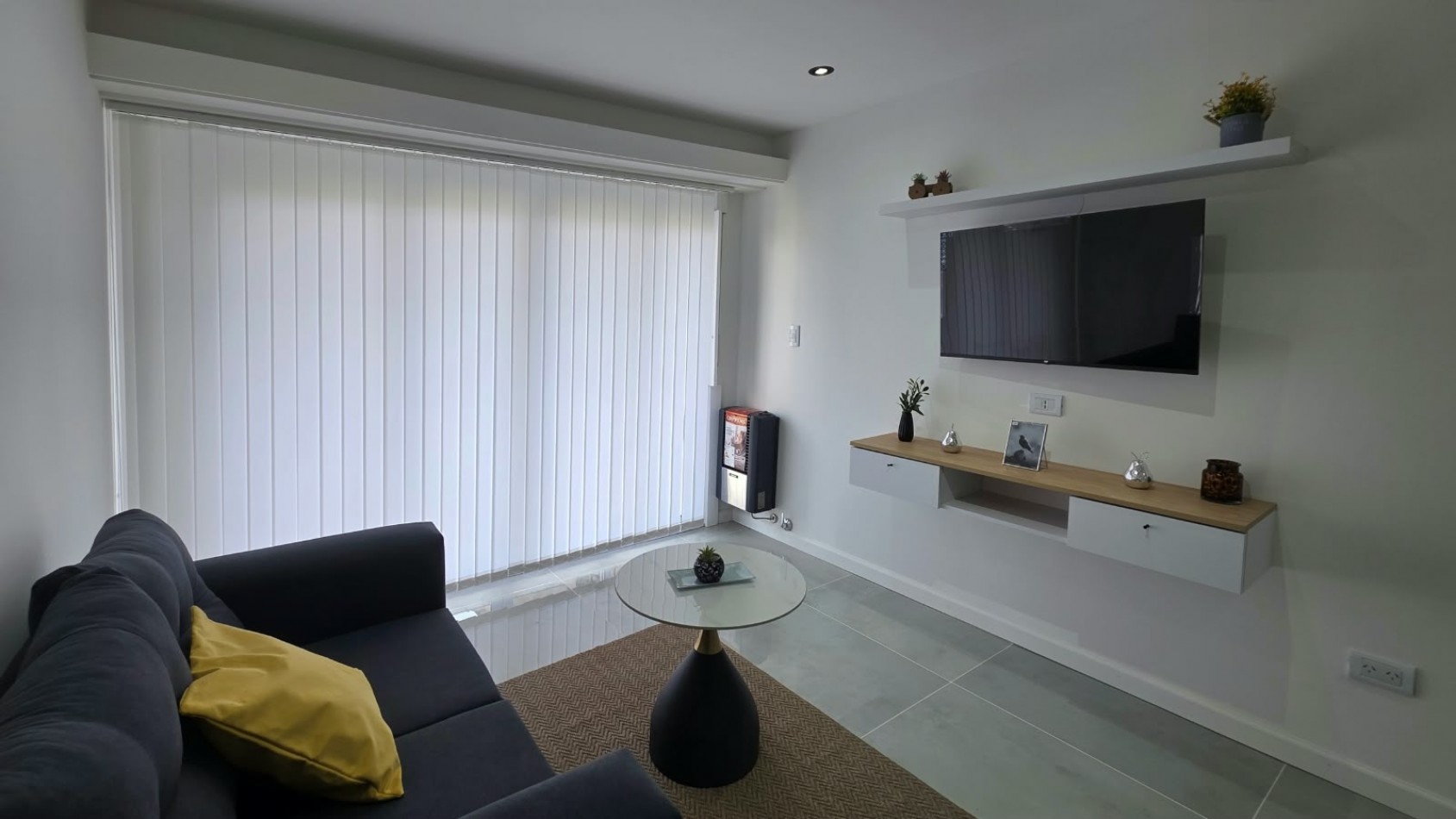 venta de departamento de dos ambientes con dependencia , balcon y vista lateral al mar 