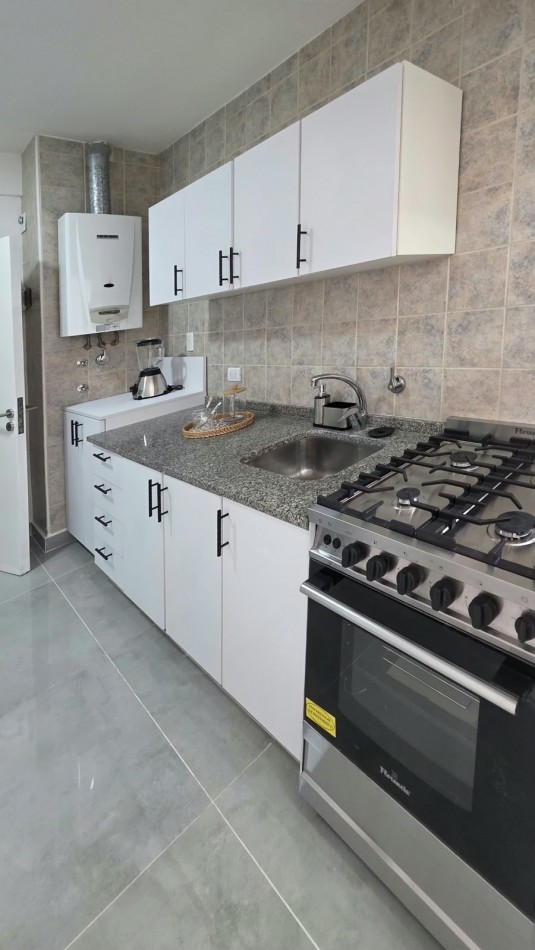venta de departamento de dos ambientes con dependencia , balcon y vista lateral al mar 