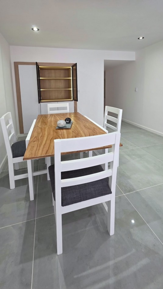 venta de departamento de dos ambientes con dependencia , balcon y vista lateral al mar 