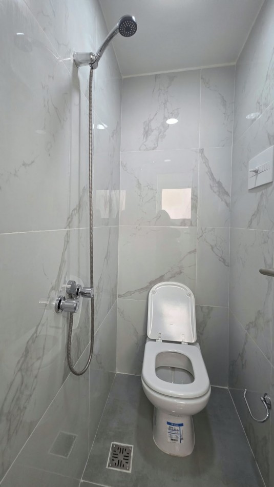 venta de departamento de dos ambientes con dependencia , balcon y vista lateral al mar 