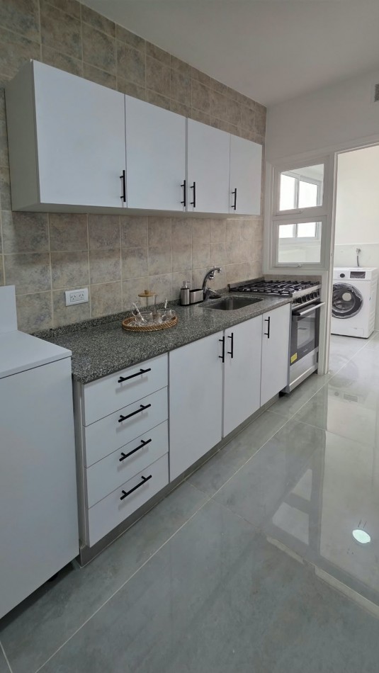 venta de departamento de dos ambientes con dependencia , balcon y vista lateral al mar 
