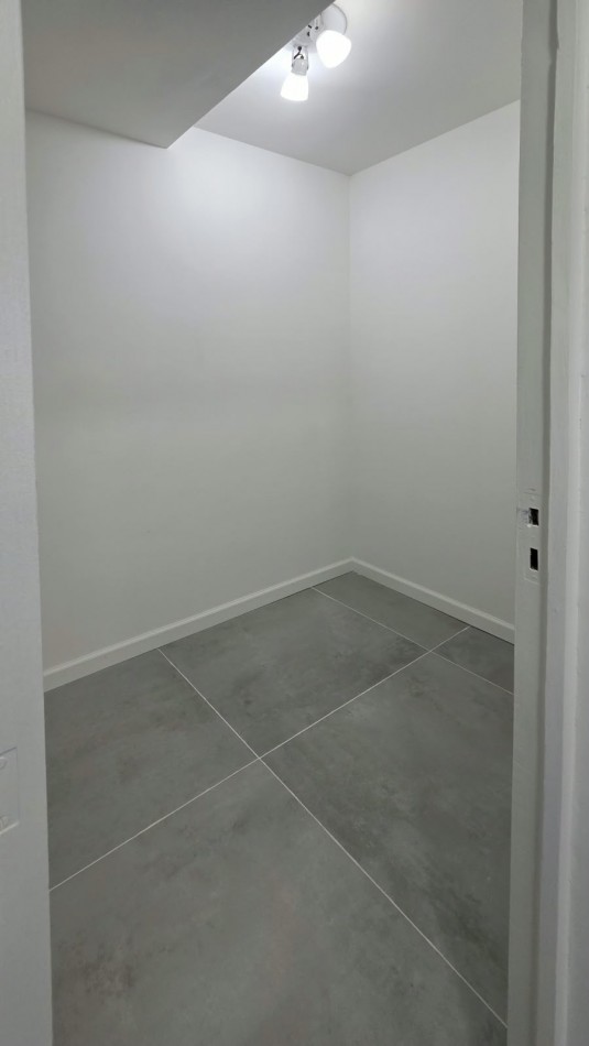 venta de departamento de dos ambientes con dependencia , balcon y vista lateral al mar 