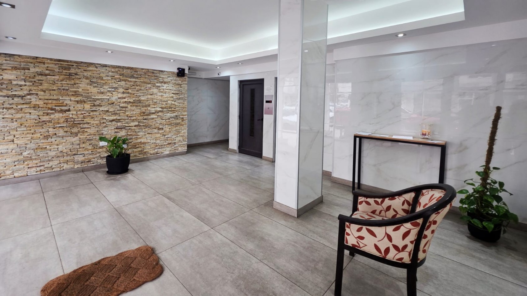VENTA DE DEPARTAMENTO TOTALMENTE AMOBLADO Y RENOVADO | EXCELENTE UBICACION