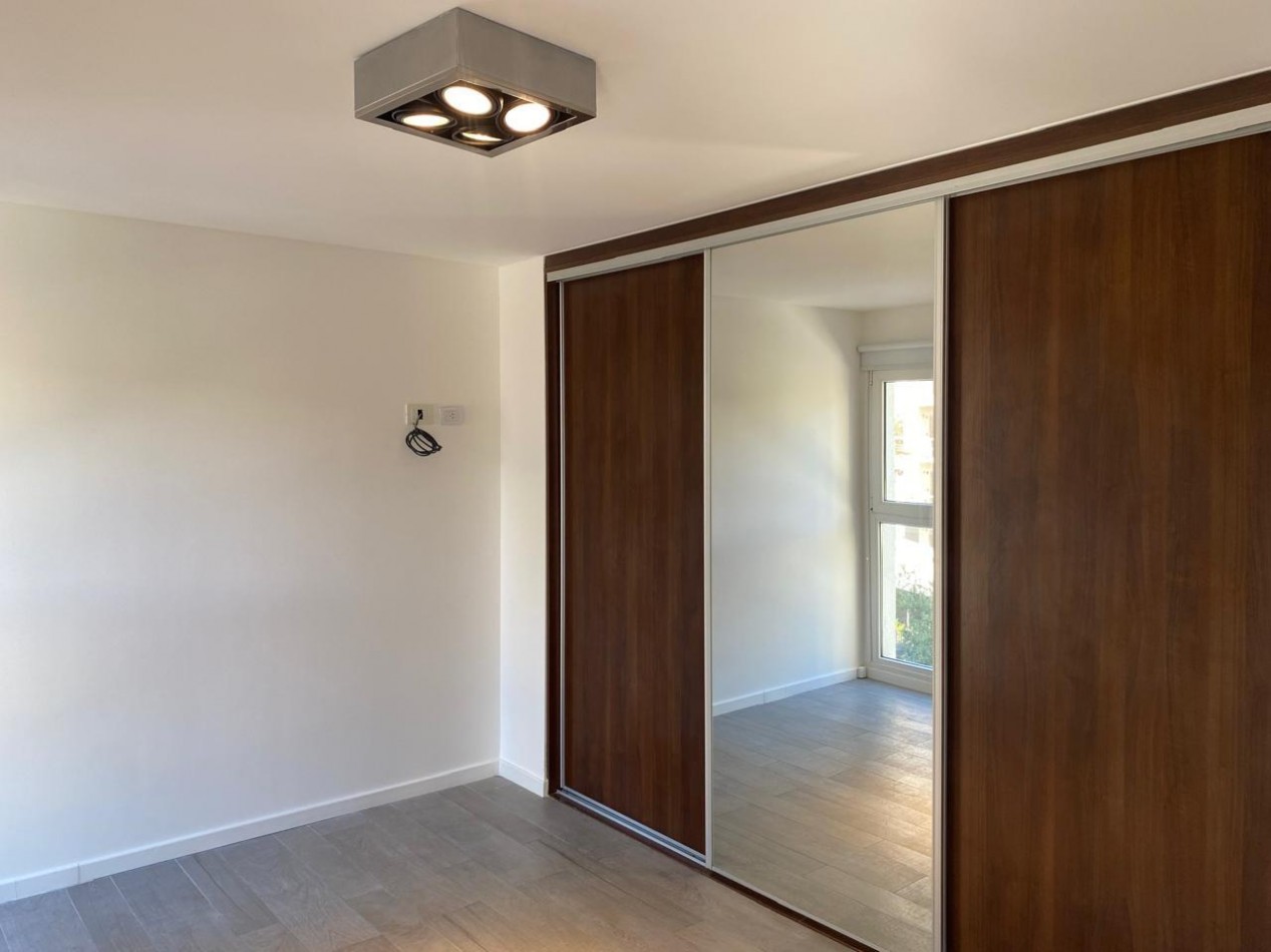 Semipiso de 3 Amb. Edificio Boghos, reciclado c/cochera, La Perla, Mar del Plata.