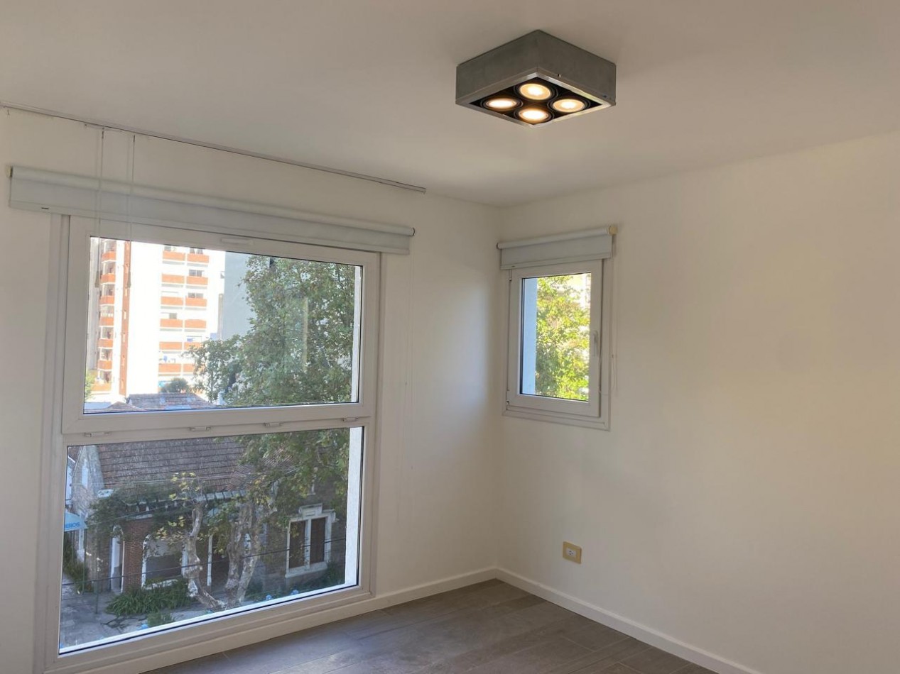 Semipiso de 3 Amb. Edificio Boghos, reciclado c/cochera, La Perla, Mar del Plata.