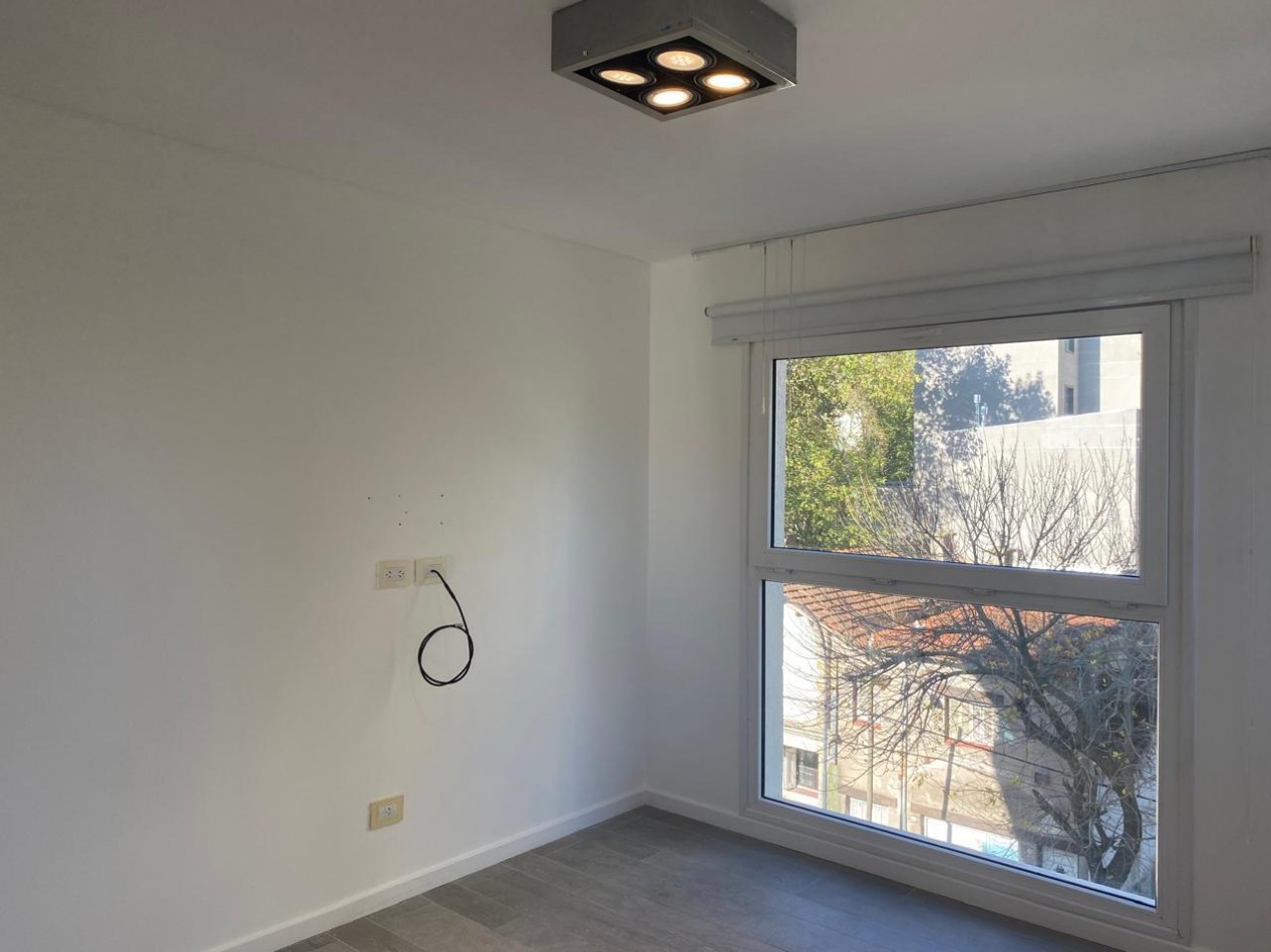 Semipiso de 3 Amb. Edificio Boghos, reciclado c/cochera, La Perla, Mar del Plata.