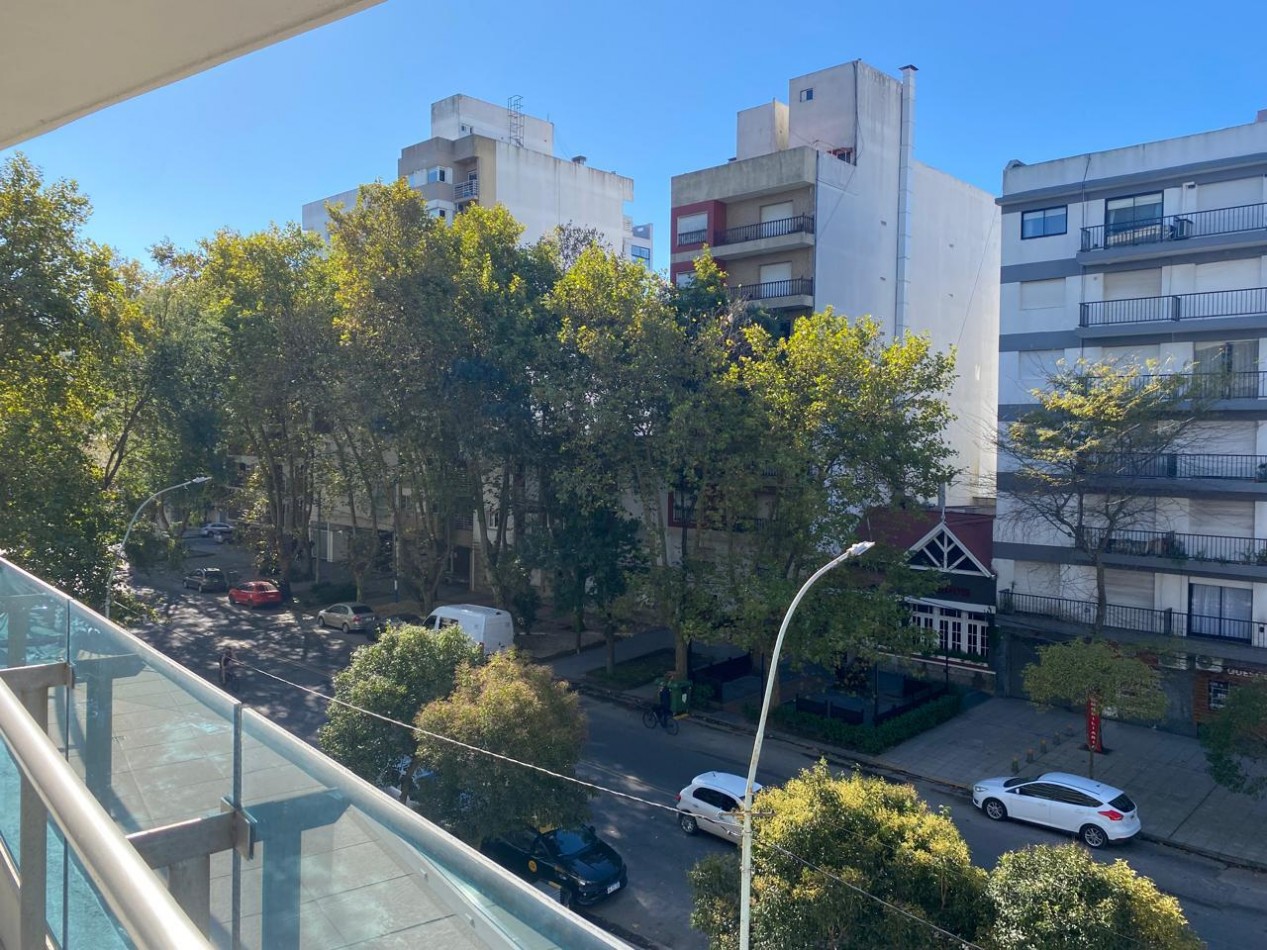 Semipiso de 3 Amb. Edificio Boghos, reciclado c/cochera, La Perla, Mar del Plata.