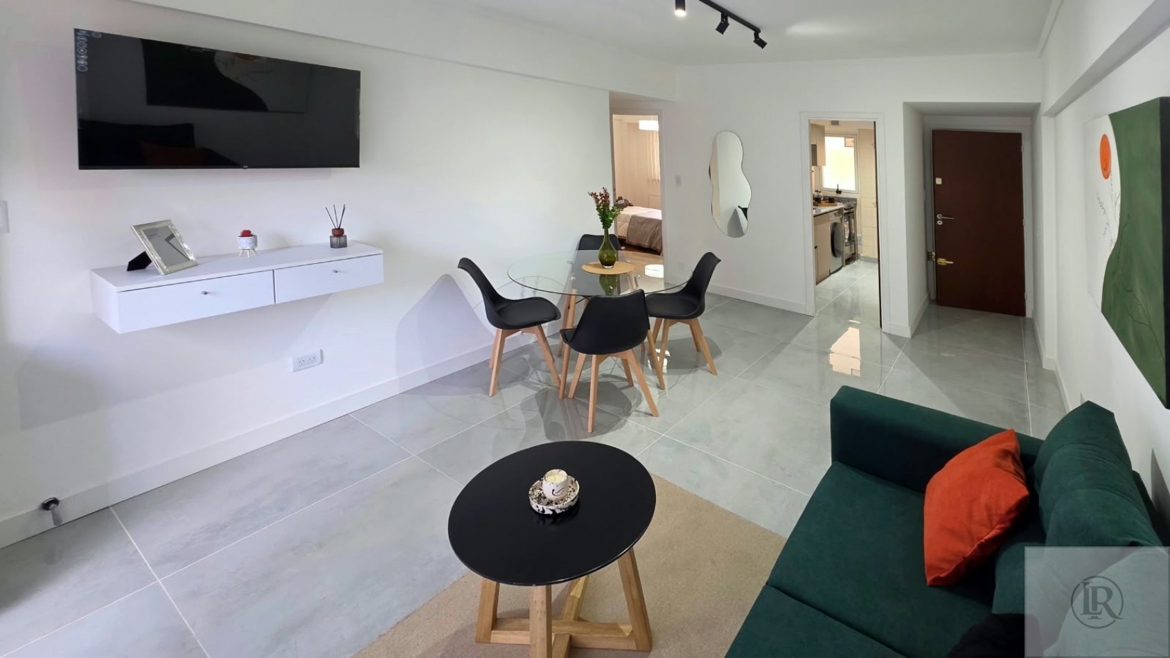 venta de tres ambientes con balcon al frente y cochera fija 