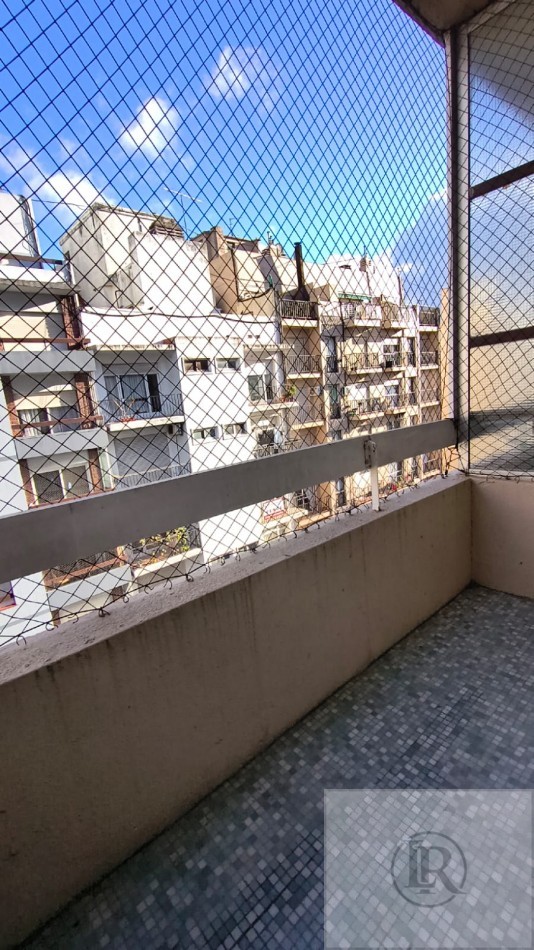 Amplio Monoambiente a la calle con balcon saliente, zona Aldrey, Mar del Plata