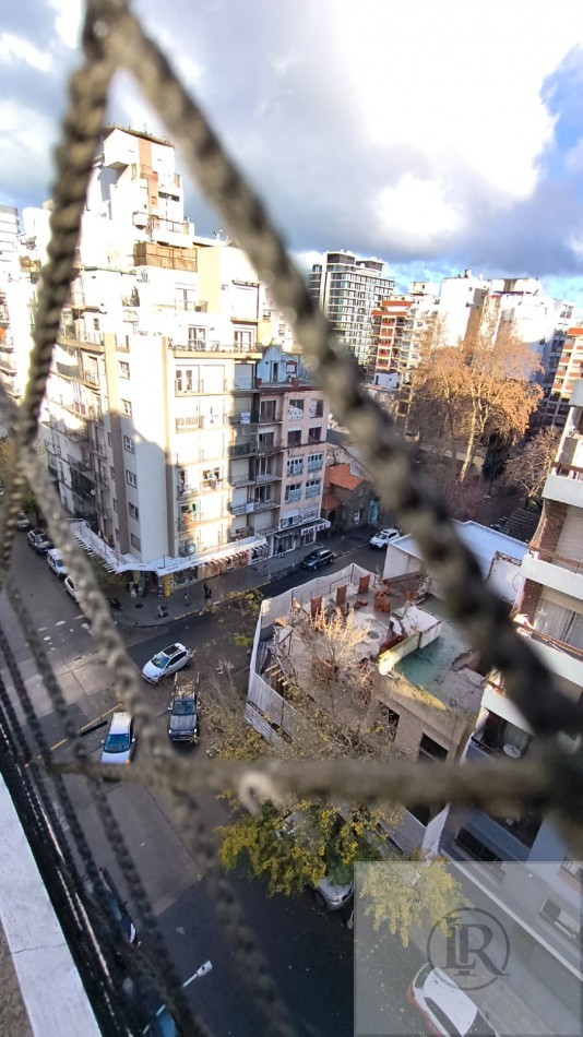 Amplio Monoambiente a la calle con balcon saliente, zona Aldrey, Mar del Plata