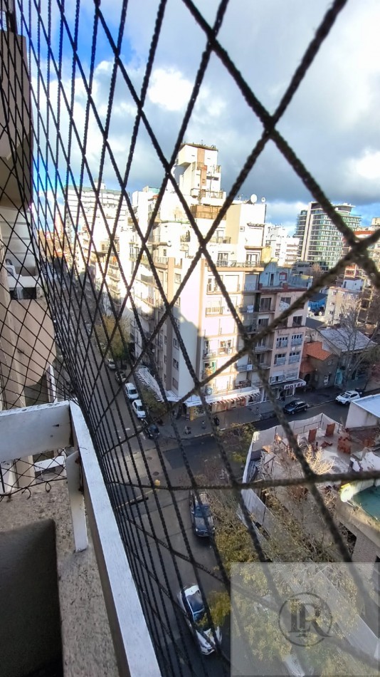 Amplio Monoambiente a la calle con balcon saliente, zona Aldrey, Mar del Plata