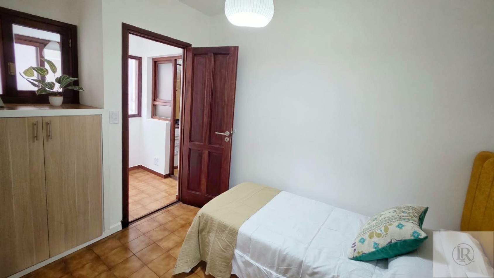 venta de dos ambientes al frente con dependencia y bhalcon a la calle 