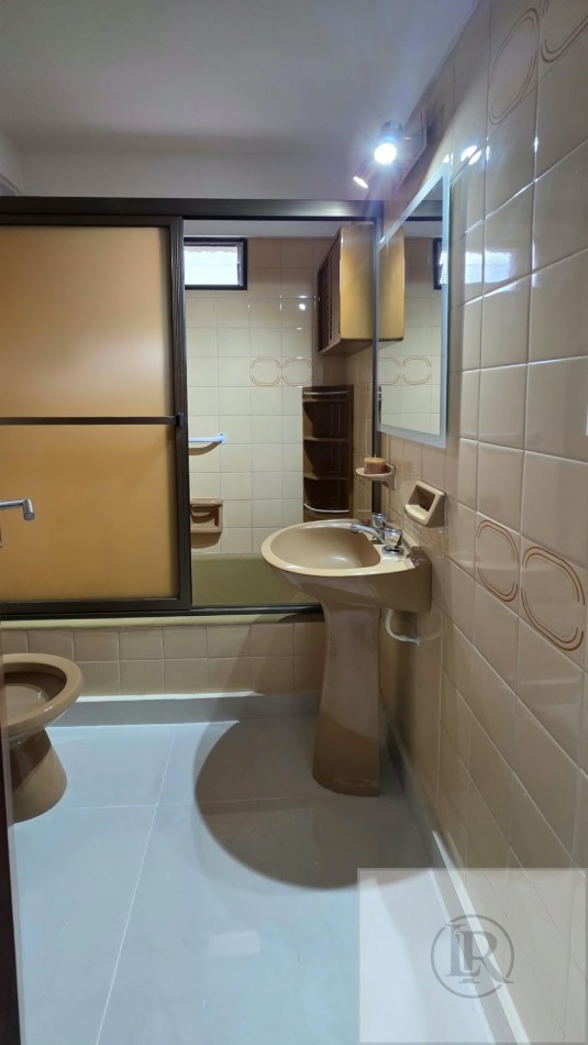 venta de tres ambientes con balcon al frente y cochera fija 