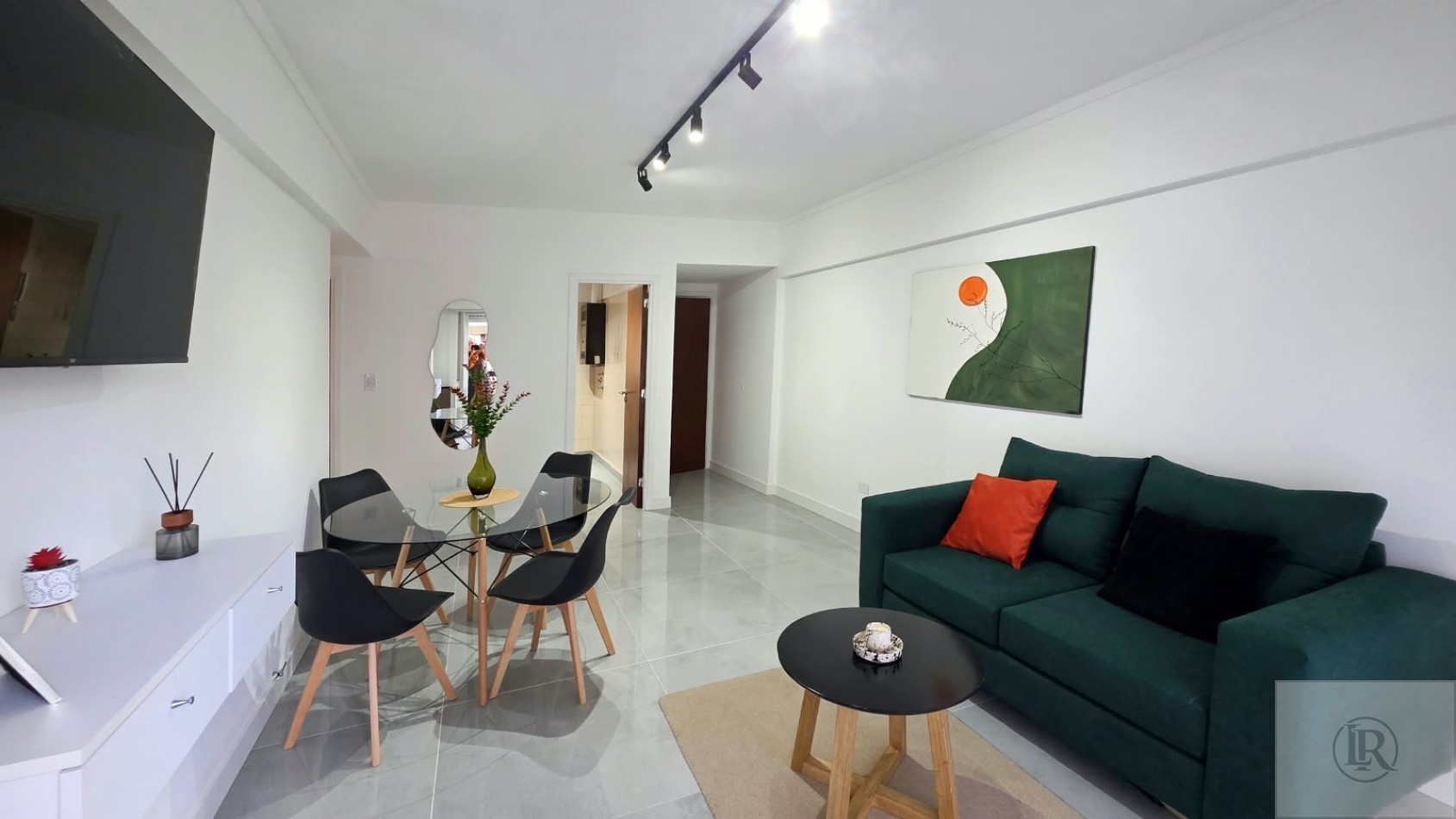 venta de tres ambientes con balcon al frente y cochera fija 