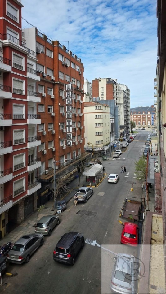 venta de dos ambientes al frente con dependencia y bhalcon a la calle 